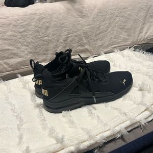 All black tennis shoes